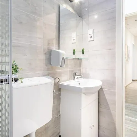 Extra Mini - Lively Neighborhood Budapest