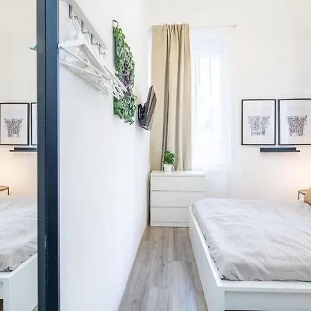 Extra Mini - Lively Neighborhood *